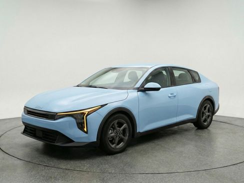 Used 2025 Kia K4 LXS image 3