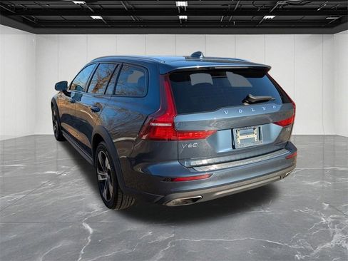 Used 2022 Volvo V60 T5 Cross Country w/ Climate Package image 3