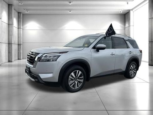 Certified 2025 Nissan Pathfinder SL AWD/4WD image 4