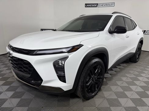 Used 2025 Chevrolet Trax ACTIV w/ Driver Confidence Package image 2