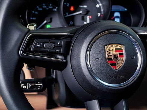 Certified 2025 Porsche Macan AWD/4WD image 20
