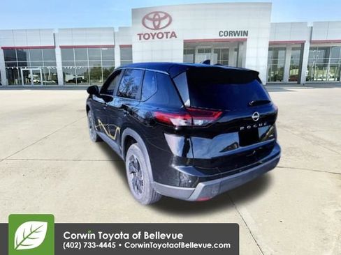 Used 2025 Nissan Rogue SV image 3