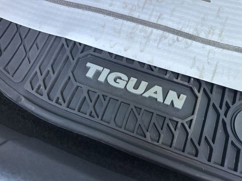 Certified 2023 Volkswagen Tiguan SEL R-Line image 16