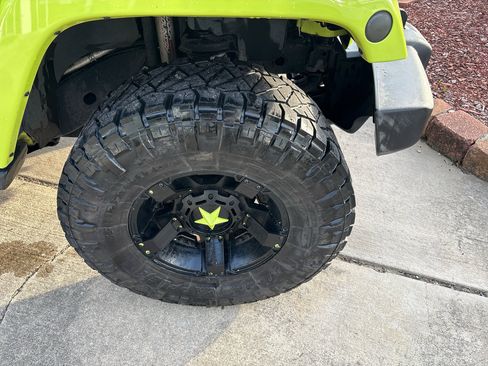 Used 2016 Jeep Wrangler Unlimited Sahara w/ Connectivity Group image 26