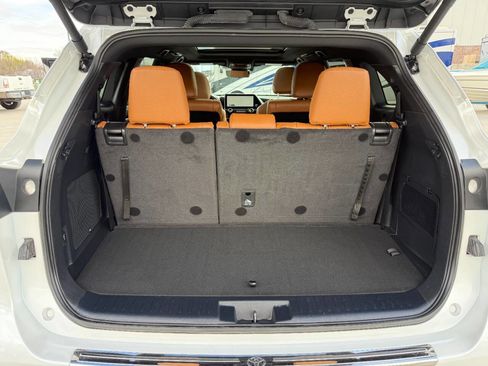 Used 2024 Toyota Highlander Platinum image 29