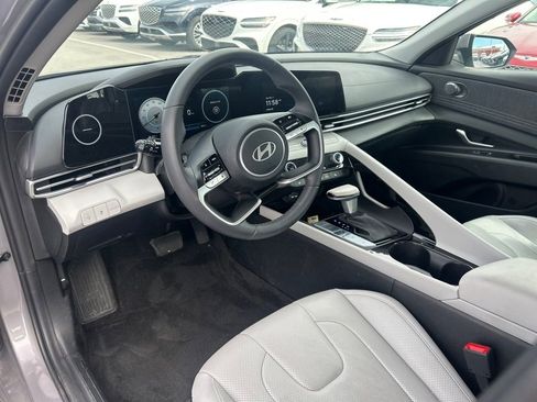 Used 2025 Hyundai Elantra Limited FWD image 9