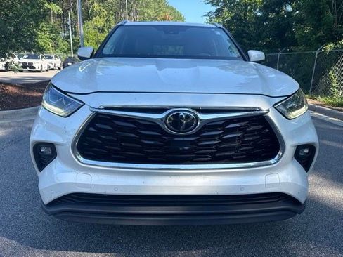 Used 2021 Toyota Highlander Limited FWD image 2