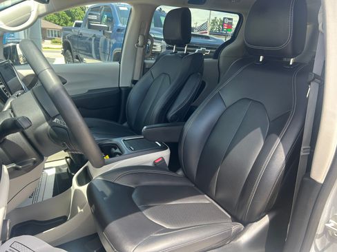 Used 2024 Chrysler Pacifica Touring-L FWD image 17