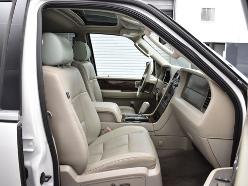 Used 2014 Lincoln Navigator 2WD image 12