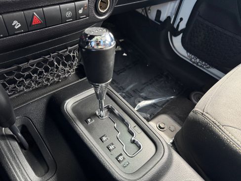 Used 2016 Jeep Wrangler Unlimited Rubicon w/ Connectivity Group AWD/4WD image 18