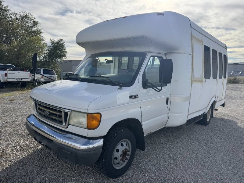 Used 2004 Ford E-350 and Econoline 350 Super Duty RWD image 1