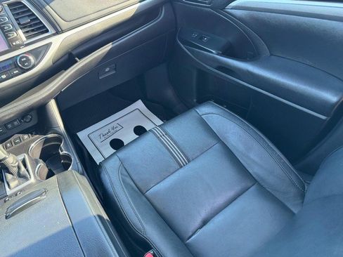 Used 2018 Toyota Highlander SE image 15