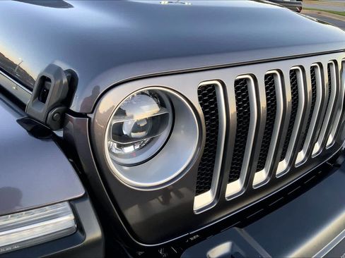 Used 2022 Jeep Wrangler Unlimited Sahara w/ LED Lighting Group AWD/4WD image 26