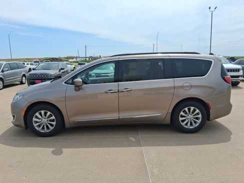 Used 2017 Chrysler Pacifica Touring-L FWD image 5