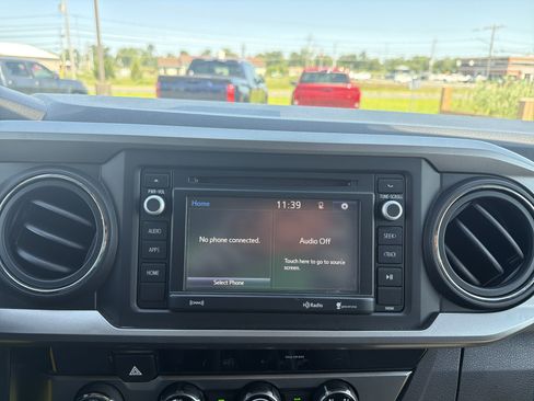 Certified 2018 Toyota Tacoma SR5 AWD/4WD image 17