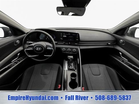 Used 2025 Hyundai Elantra SE FWD image 13