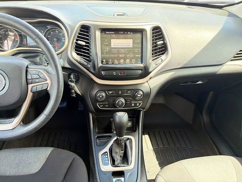 Used 2018 Jeep Cherokee Latitude image 18