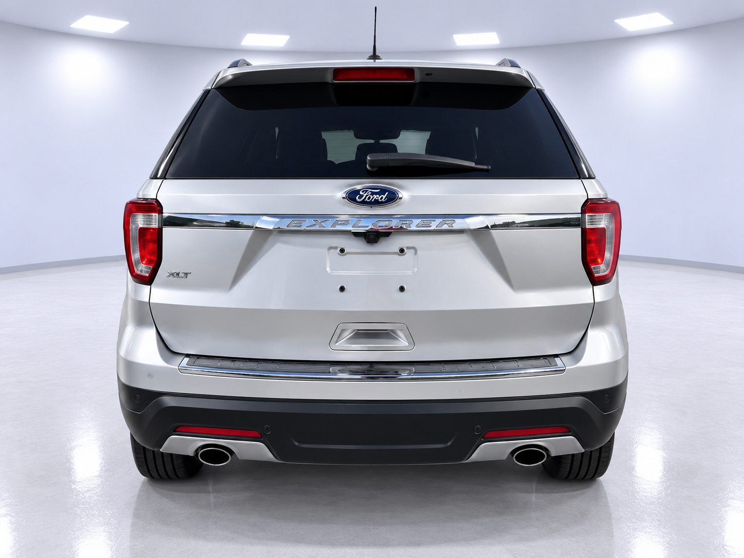 Used 2018 Ford Explorer XLT w/ Equipment Group 201A FWD image 7