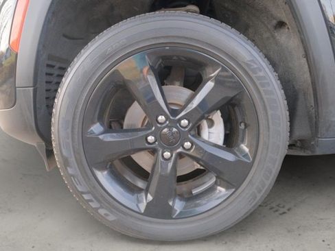 Used 2023 Jeep Grand Cherokee Altitude AWD/4WD image 10