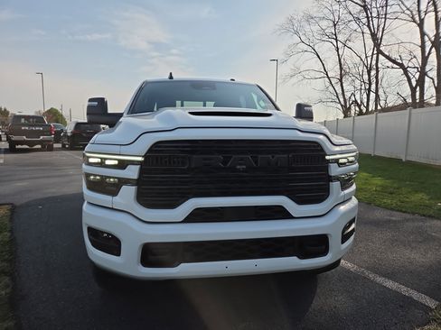 New 2026 RAM 2500 Laramie AWD/4WD image 18