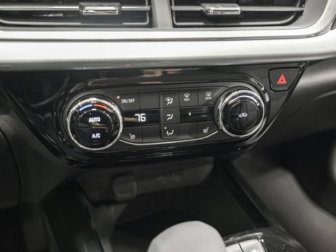 Used 2025 Chevrolet Trax LT w/ LT Convenience Package FWD image 23
