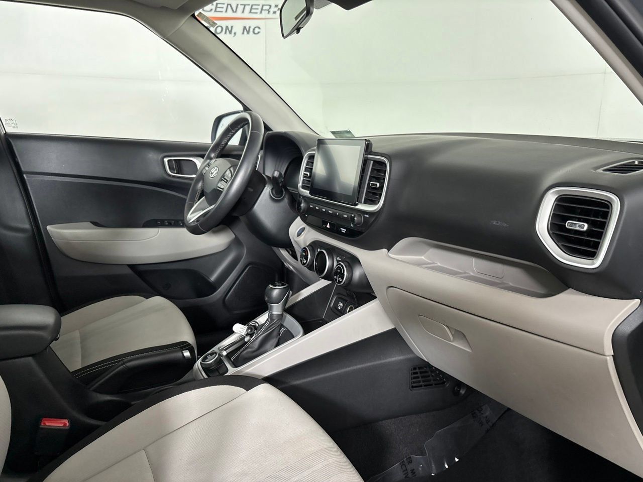 Used 2025 Hyundai Venue SEL FWD image 33