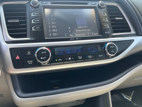 Used 2015 Toyota Highlander XLE FWD image 24