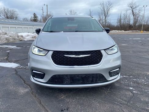 Used 2024 Chrysler Pacifica Touring-L image 12