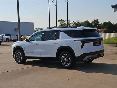 Used 2024 Chevrolet Traverse LT FWD image 8