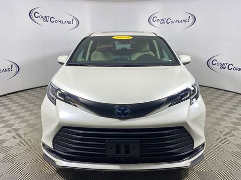 Certified 2021 Toyota Sienna XLE AWD/4WD image 2