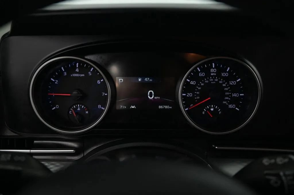 Used 2023 Kia Carnival LX FWD image 21