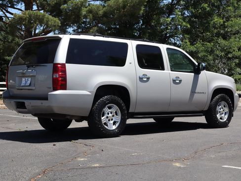 Used 2008 Chevrolet Suburban LT w/ LT Preferred Equipment Group AWD/4WD image 5