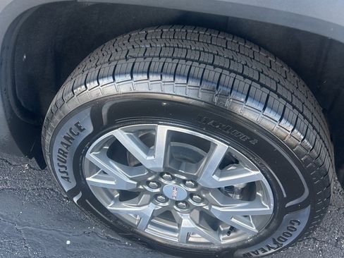 Certified 2023 GMC Acadia SLE w/ Driver Convenience Package image 10