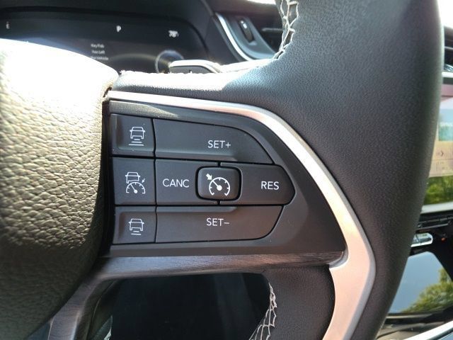 Used 2023 Jeep Grand Cherokee Limited w/ Black Appearance Package AWD/4WD image 23