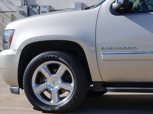 Used 2014 Chevrolet Suburban LTZ image 24