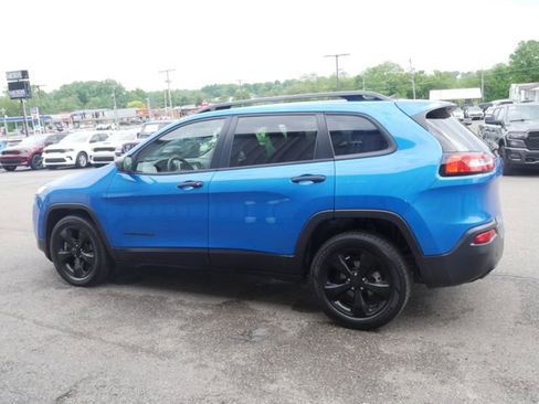 Used 2017 Jeep Cherokee Sport FWD image 6