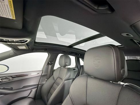 Certified 2026 Porsche Macan AWD/4WD image 35