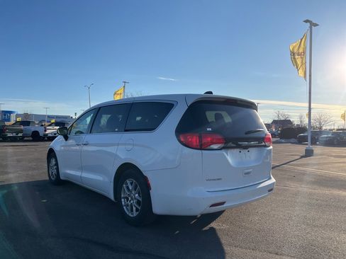 Used 2023 Chrysler Voyager LX image 6