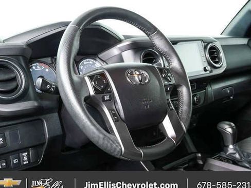 Used 2022 Toyota Tacoma TRD Sport w/ Technology Package AWD/4WD image 4