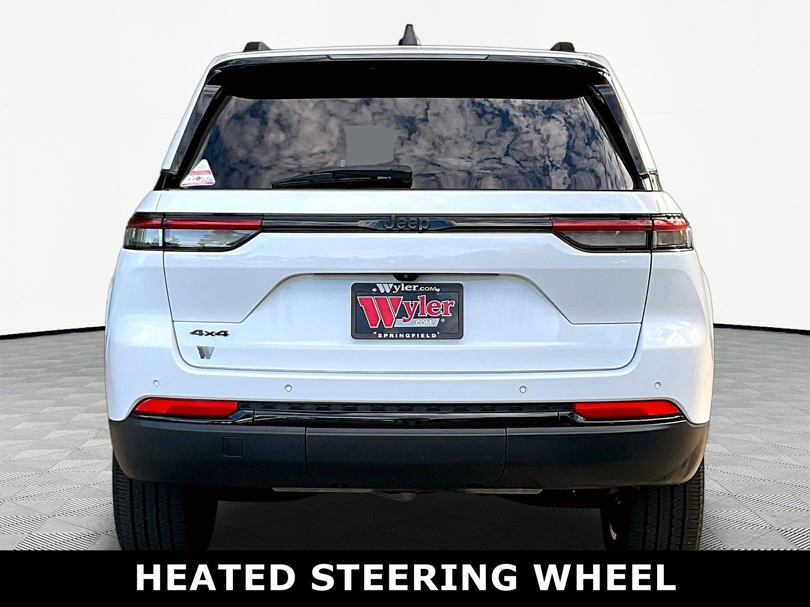 Used 2023 Jeep Grand Cherokee Altitude AWD/4WD image 5