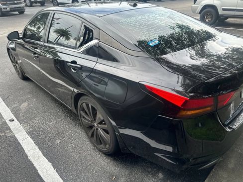 Used 2022 Nissan Altima 2.5 SR w/ Midnight Edition Package FWD image 3