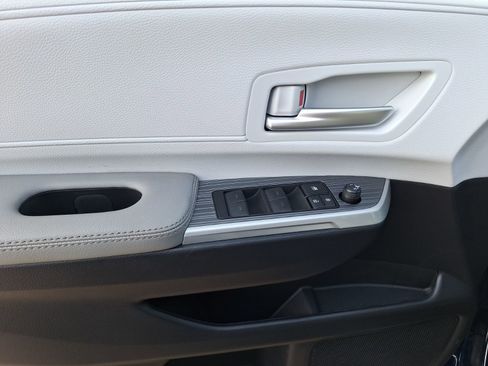 Used 2025 Toyota Sienna XLE image 17