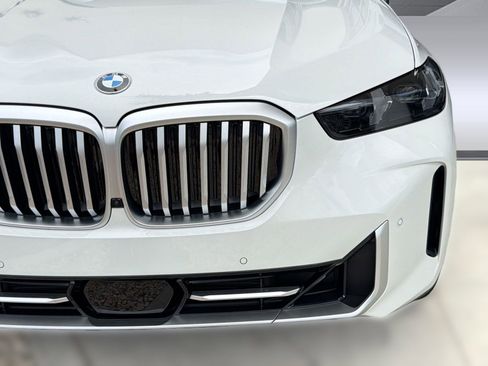 Used 2024 BMW X5 xDrive40i w/ Parking Assistance Package AWD/4WD image 11
