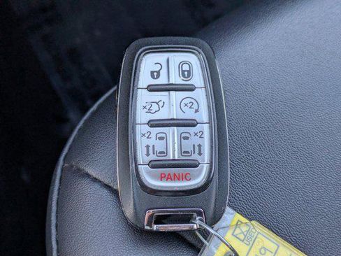 Certified 2025 Chrysler Pacifica Select image 25