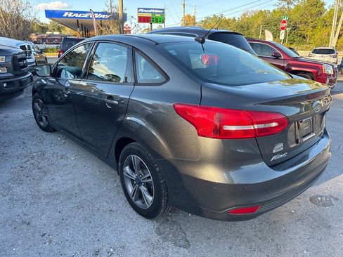 Used 2018 Ford Focus SE w/ SE Appearance Package image 6