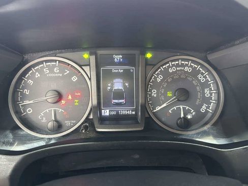 Used 2017 Toyota Tacoma TRD Sport w/ Tow Package (A/T) image 9