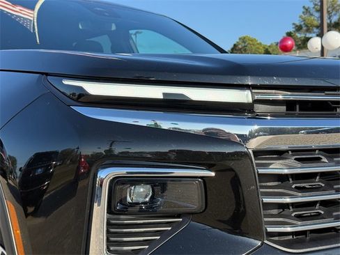 Used 2025 Chevrolet Traverse LT image 3