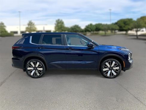 New 2025 Mitsubishi Outlander SE image 8