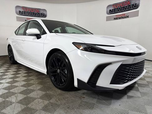 Used 2025 Toyota Camry SE w/ Convenience Package FWD image 1