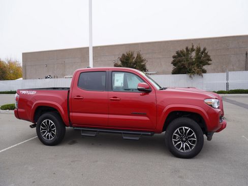 Used 2022 Toyota Tacoma TRD Sport image 4